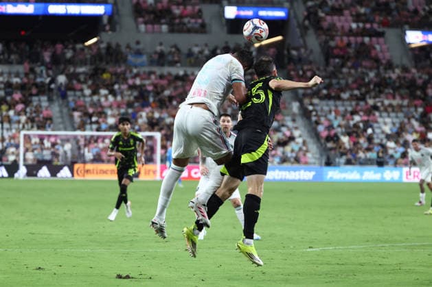 MIAMI, FL - AUGUST 01: Inter Miami CF midfield Carlos Casimiro (5) battles Columbus Crew midfield Sean Zawadzki (25) for a header in the second half during the game between the Columbus Crew and Inter Miami on Saturday, Agust 1, 2026 at Nu Stadium in Miami, FL (Photo by Peter Joneleit Icon Sportswire) SOCCER: AUG 01 MLS, Fussball Herren, USA Inter Miami CF vs Columbus Crew EDITORIAL USE ONLY Icon260801028