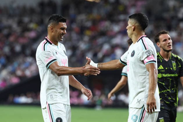 MIAMI, FL - AUGUST 01: Inter Miami CF midfield Carlos Casimiro (5) shakes hands with Inter Miami CF offense Luis Suarez (9) in the second half during the game between the Columbus Crew and Inter Miami on Saturday, Agust 1, 2026 at Nu Stadium in Miami, FL (Photo by Peter Joneleit Icon Sportswire) SOCCER: AUG 01 MLS, Fussball Herren, USA Inter Miami CF vs Columbus Crew EDITORIAL USE ONLY Icon260801032