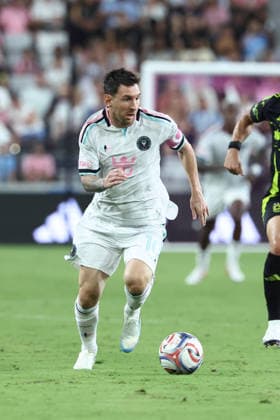 MIAMI, FL - AUGUST 01: Inter Miami CF offense Leo Messi (10) attacks with the ball in the second half during the game between the Columbus Crew and Inter Miami on Saturday, Agust 1, 2026 at Nu Stadium in Miami, FL (Photo by Peter Joneleit Icon Sportswire) SOCCER: AUG 01 MLS, Fussball Herren, USA Inter Miami CF vs Columbus Crew EDITORIAL USE ONLY Icon260801034