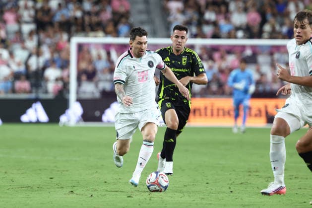MIAMI, FL - AUGUST 01: Inter Miami CF offense Leo Messi (10) attacks with the ball in the second half during the game between the Columbus Crew and Inter Miami on Saturday, Agust 1, 2026 at Nu Stadium in Miami, FL (Photo by Peter Joneleit Icon Sportswire) SOCCER: AUG 01 MLS, Fussball Herren, USA Inter Miami CF vs Columbus Crew EDITORIAL USE ONLY Icon260801035