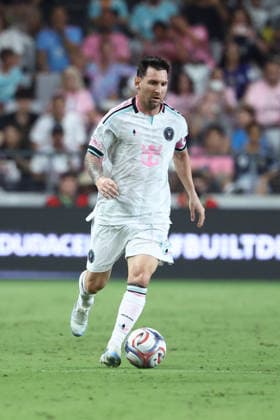 MIAMI, FL - AUGUST 01: Inter Miami CF offense Leo Messi (10) attacks with the ball in the second half during the game between the Columbus Crew and Inter Miami on Saturday, Agust 1, 2026 at Nu Stadium in Miami, FL (Photo by Peter Joneleit Icon Sportswire) SOCCER: AUG 01 MLS, Fussball Herren, USA Inter Miami CF vs Columbus Crew EDITORIAL USE ONLY Icon260801038