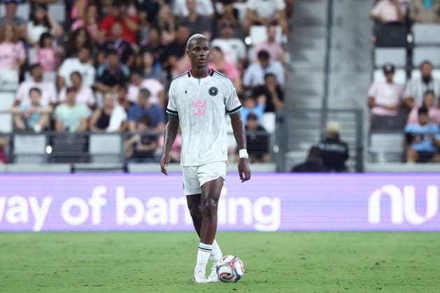 MIAMI, FL - AUGUST 01: Inter Miami CF defense Fricio Caicedo (15) controls the ball in the second half during the game between the Columbus Crew and Inter Miami on Saturday, Agust 1, 2026 at Nu Stadium in Miami, FL (Photo by Peter Joneleit Icon Sportswire) SOCCER: AUG 01 MLS, Fussball Herren, USA Inter Miami CF vs Columbus Crew EDITORIAL USE ONLY Icon260801041
