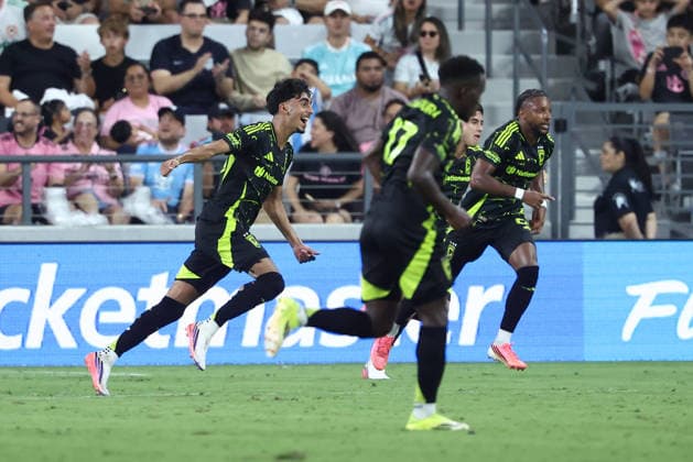 MIAMI, FL - AUGUST 01: Columbus Crew midfield Taha Habroune (16) rus with teammates to celebrate a tying goal in the second half during the game between the Columbus Crew and Inter Miami on Saturday, Agust 1, 2026 at Nu Stadium in Miami, FL (Photo by Peter Joneleit Icon Sportswire) SOCCER: AUG 01 MLS, Fussball Herren, USA Inter Miami CF vs Columbus Crew EDITORIAL USE ONLY Icon260801042