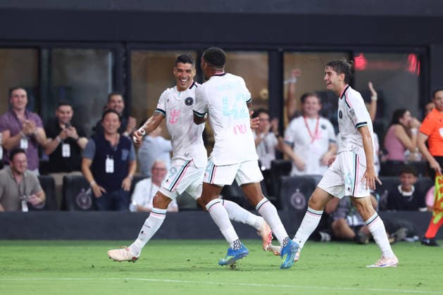 MIAMI, FL - AUGUST 01: Inter Miami CF offense Luis Suarez (9) celebrates after his goal in the first half during the game between the Columbus Crew and Inter Miami on Saturday, Agust 1, 2026 at Nu Stadium in Miami, FL (Photo by Peter Joneleit Icon Sportswire) SOCCER: AUG 01 MLS, Fussball Herren, USA Inter Miami CF vs Columbus Crew EDITORIAL USE ONLY Icon260801045