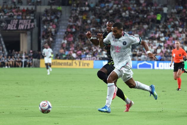 MIAMI, FL - AUGUST 01: Inter Miami CF midfield David Ruiz (41) attacks with the ball as Columbus Crew defense Steven Moreira (31) defends in the first half during the game between the Columbus Crew and Inter Miami on Saturday, Agust 1, 2026 at Nu Stadium in Miami, FL (Photo by Peter Joneleit Icon Sportswire) SOCCER: AUG 01 MLS, Fussball Herren, USA Inter Miami CF vs Columbus Crew EDITORIAL USE ONLY Icon260801049