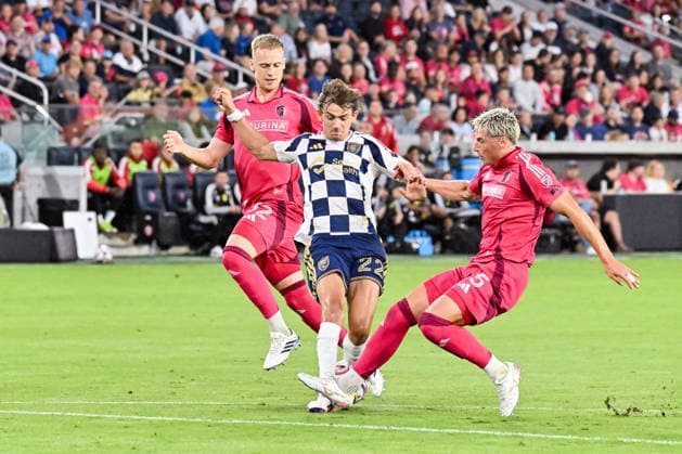 ST. LOUIS, MO - AUGUST 01: Lukas MacNaughton (5) of the St. Louis CITY SC tips the ball away from Sergi Solans (22) of the Real Salt Lake during the MLS, Fussball Herren, USA regular season match where St. Louis CITY SC hosted Real Salt Lake on Saturday August 1st, 2026, at Energizer Park in St. Louis City, MO. (Photo by Rick Ulreich Icon Sportswire) SOCCER: AUG 01 MLS St. Louis CITY SC vs Real Salt Lake EDITORIAL USE ONLY Icon26080112