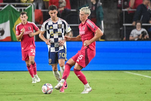 ST. LOUIS, MO - AUGUST 01: Lukas MacNaughton (5) of the St. Louis CITY SC passes the ball away from Lineker Rodrigues Dos Santos (70) of the Real Salt Lake during the MLS, Fussball Herren, USA regular season match where St. Louis CITY SC hosted Real Salt Lake on Saturday August 1st, 2026, at Energizer Park in St. Louis City, MO. (Photo by Rick Ulreich Icon Sportswire) SOCCER: AUG 01 MLS St. Louis CITY SC vs Real Salt Lake EDITORIAL USE ONLY Icon26080118