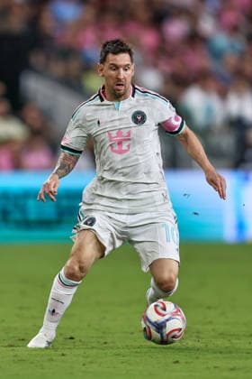 August 1, 2026, Miami, Florida, USA: LIONEL MESSI (10) of Inter Miami CF controls a ball during a MLS, Fussball Herren, USA game between Inter Miami CF and Columbus Crew Miami USA - ZUMAa257 20260801_zsp_a257_011 Copyright: xChrisxArjoonx