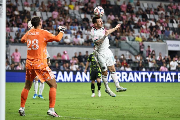 August 1, 2026, Miami, Florida, USA: LIONEL MESSI (10) of Inter Miami CF heads a ball towards the goal during a MLS, Fussball Herren, USA game between Inter Miami CF and Columbus Crew Miami USA - ZUMAa257 20260801_zsp_a257_020 Copyright: xChrisxArjoonx