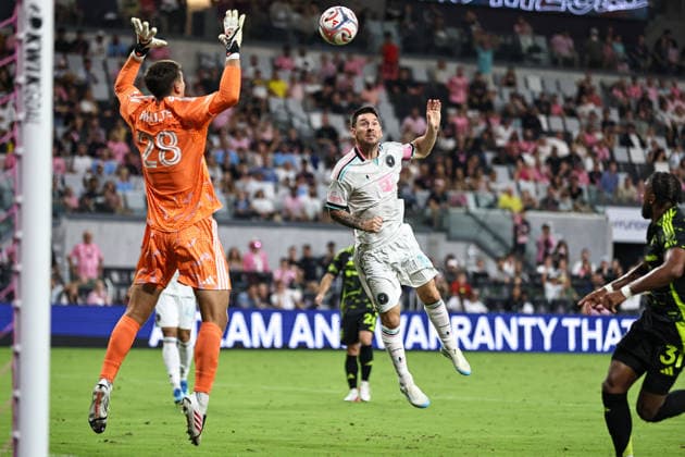 August 1, 2026, Miami, Florida, USA: LIONEL MESSI (10) of Inter Miami CF heads a ball towards the goal during a MLS, Fussball Herren, USA game between Inter Miami CF and Columbus Crew Miami USA - ZUMAa257 20260801_zsp_a257_021 Copyright: xChrisxArjoonx