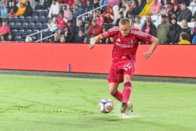 ST. LOUIS, MO - AUGUST 01: The water splashes from a rain soaked game as Tomas Totland (14) of the St. Louis CITY SC crosses the ball during the MLS, Fussball Herren, USA regular season match where St. Louis CITY SC hosted Real Salt Lake on Saturday August 1st, 2026, at Energizer Park in St. Louis City, MO. (Photo by Rick Ulreich Icon Sportswire) SOCCER: AUG 01 MLS St. Louis CITY SC vs Real Salt Lake EDITORIAL USE ONLY Icon26080138