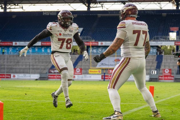 Punkte fuer Yasir Raji (Rhein Fire, 78) und Sven Breidenbach (Rhein Fire, 77), GER Rhein Fire vs. Alpine Rams, American Football, AFLE, Saison 2026, 01.08.2026 GER Rhein Fire vs. Alpine Rams, American Football, AFLE, Saison 2026, 01.08.2026 Duisburg *** Points for Yasir Raji (Rhein Fire), 78, and Sven Breidenbach (Rhein Fire), 77; GER Rhein Fire vs. Alpine Rams, American Football, AFLE, 2026 Season, August 1, 2026 GER Rhein Fire vs. Alpine Rams, American football, AFLE, 2026 season, August 1, 2026 Duisburg Copyright: xEibner-Pressefoto FabianxFriesex EP_FFE