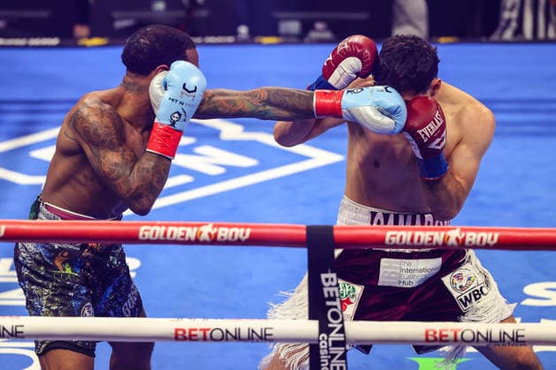 August 01, 2026: (L-R) Lamont Roach Jr. punches William Zepeda during their WBC Lightweight title fight inside The Theater at the Virgin Hotels on August 1, 2026 in Las Vegas, NV. CSM. Las Vegas United States of America - ZUMAc04_ 20260801_zma_c04_297 Copyright: xChristopherxTrimx