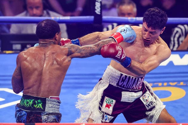August 01, 2026: (L-R) Lamont Roach Jr. and William Zepeda exchange punches during their WBC Lightweight title fight inside The Theater at the Virgin Hotels on August 1, 2026 in Las Vegas, NV. CSM. Las Vegas United States of America - ZUMAc04_ 20260801_zma_c04_284 Copyright: xChristopherxTrimx