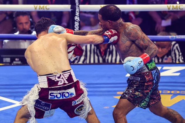 August 01, 2026: (R-L) Lamont Roach Jr. and William Zepeda exchange punches during their WBC Lightweight title fight inside The Theater at the Virgin Hotels on August 1, 2026 in Las Vegas, NV. CSM. Las Vegas United States of America - ZUMAc04_ 20260801_zma_c04_270 Copyright: xChristopherxTrimx