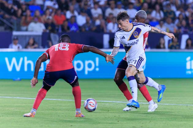 August 1, 2026, Carson, California, USA: Robert Taylor 21 of the LA Galaxy makes a goal attempt as Bernard Kamungo 77 and Shaq Moore 18 of FC Dallas defend during their regular season MLS, Fussball Herren, USA game on Saturday August 1, 2026 at the Dignity Health Sports Park Stadium in Carson, California. LA Galaxy tie with FC Dallas, 0-0. ARIANA RUIZ PI Carson USA - ZUMAp124 20260801_zaa_p124_011 Copyright: xArianaxRuizx