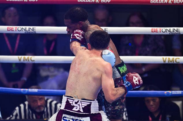 Lamont Roach vs. William Zepeda in Las Vegas LAS VEGAS, NEVADA - AUG 1: Lamont Roach (turquoise glove) and William Zepeda (burgundy glove) exchange punches during the main event for their WBC Lightweight World Championship, WM, Weltmeisterschaft title fight on Saturday night at The Theater Virgin Hotel in Las Vegas, Nevada, United States on August 1, 2026. Tayfun Coskun Anadolu Las Vegas United States. Editorial use only. Please get in touch for any other usage.  Copyright: x2026xAnadoluxTayfunxCoskunx
