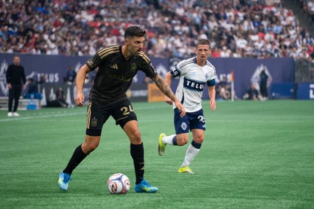 VANCOUVER, CANADA - AUGUST 1: Ryan Hollingshead of Los Angeles FC controls the ball while Ryan Gauld of Vancouver Whitecaps FC follows closely during the Major League Soccer match between Vancouver Whitecaps FC and Los Angeles at BC Place Stadium on August 1, 2026 in Vancouver, British Columbia, Canada.  Copyright: xAmyxElle SPPx Sportspressphoto_SPR199350