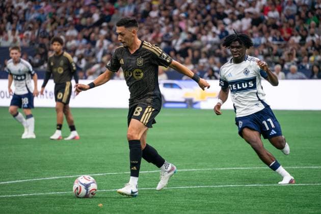 VANCOUVER, CANADA - AUGUST 1: Mark Delgado of Los Angeles FC controls the ball while Emmanuel Sabbi of Vancouver Whitecaps FC follows closely during the Major League Soccer match between Vancouver Whitecaps FC and Los Angeles FC at BC Place Stadium on August 1, 2026 in Vancouver, British Columbia, Canada.  Copyright: xAmyxElle SPPx Sportspressphoto_SPR199392