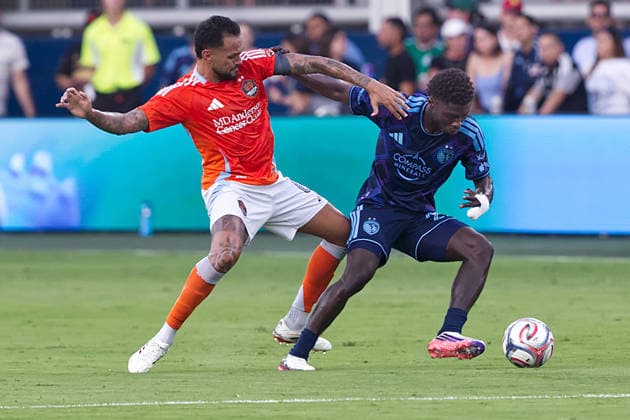 August 1, 2026, Kansas City, Kansas, USA: Sporting KC midfielder KWAKU AGYABENG 20 (r) leads the offense against Houston Dynamo FC midfielder JOSE ARTUR 6 (l) during the first half of the game at Sporting Park in Kansas City, KS, on August 1, 2026. Kansas City USA - ZUMAh139 20260801_zap_h139_003 Copyright: xSerenaxS.Y.xHsux