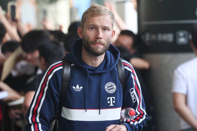 SKO, Konrad Laimer (Bayern Muenchen 27) steigt als einer der ersten in den Bus, FC Bayern Muenchen landet in Jeju (Suedkorea), Saison 2026-27, 02.08.2026 SKO, FC Bayern Muenchen landet in Jeju (Suedkorea), Saison 2026-27, 02.08.2026 Jeju *** SKO, Konrad Laimer, Bayern Munich 27, is one of the first to board the bus; FC Bayern Munich arrives in Jeju, South Korea, 2026–27 season, February 8, 2026, SKO, FC Bayern Munich lands in Jeju, South Korea, 2026–27 season, February 8, 2026, Jeju Copyright: xEibner-Pressefotox JNL