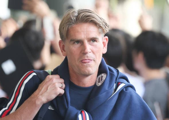 SKO, Sportdirektor Christoph Freund steigt als einer der ersten in den Bus, FC Bayern Muenchen landet in Jeju (Suedkorea), Saison 2026-27, 02.08.2026 SKO, FC Bayern Muenchen landet in Jeju (Suedkorea), Saison 2026-27, 02.08.2026 Jeju *** SKO, Sports Director Christoph Freund is one of the first to board the bus; FC Bayern Munich lands in Jeju, South Korea, 2026–27 season, February 8, 2026 SKO, FC Bayern Munich lands in Jeju, South Korea, 2026–27 season, February 8, 2026, Jeju Copyright: xEibner-Pressefotox JNL