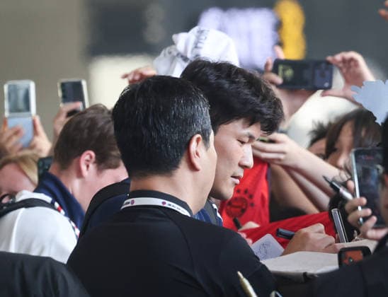 SKO, Heimspiel für Kim Min-jae (FC Bayern Muenchen 3) er hat in Suedkorea viele Fans, FC Bayern Muenchen landet in Jeju (Suedkorea), Saison 2026-27, 02.08. Eibner-Pressefoto Joerg Niebergall SKO, FC Bayern Muenchen landet in Jeju (Suedkorea), Saison 2026-27, 02.08.2026 Jeju *** SKO, Home Game for Kim Min-jae; FC Bayern Munich s No. 3 has many fans in South Korea; FC Bayern Munich arrives in Jeju, South Korea; 2026–27 season, February 8, 2026, Eibner Press Photo by Jörg Niebergall, SKO, FC Bayern Munich lands in Jeju, South Korea, 2026–27 season, February 8, 2026, Jeju Copyright: xEibner-Pressefotox JNL