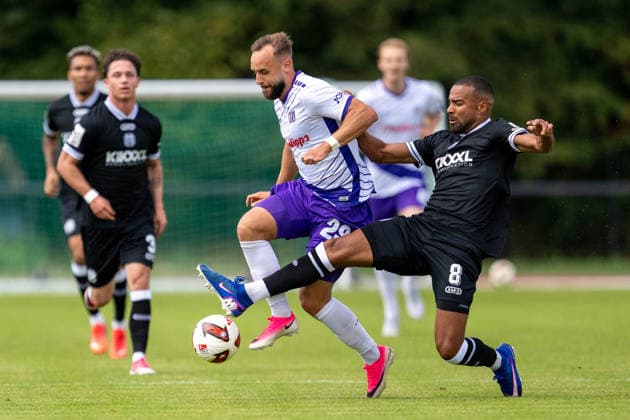 Testspiel 26 27 - VfL Osnabrück - SV Meppen am 01.08.2026 bei Blau Weiss Schinkel in Osnabrück David Kopacz (Osnabrueck) im Zweikampf gegen Erik Zenga (Meppen). *** Friendly Match 26 vs. 27: VfL Osnabrück vs. SV Meppen on August 1, 2026, at Blau Weiss Schinkel in Osnabrück; David Kopacz (Osnabrück) in a tackle against Erik Zenga (Meppen) MT
