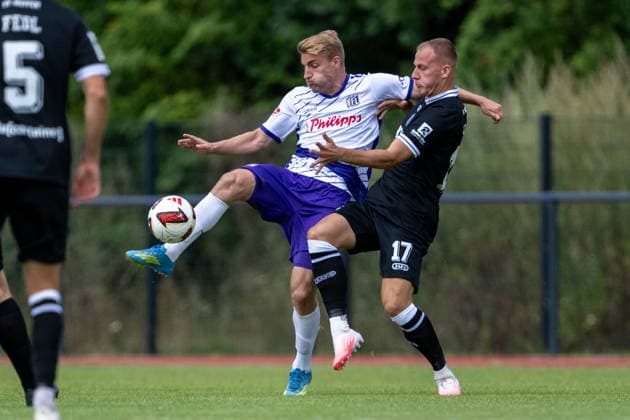 Testspiel 26 27 - VfL Osnabrück - SV Meppen am 01.08.2026 bei Blau Weiss Schinkel in Osnabrück Fridolin Wagner (Osnabrueck) im Zweikampf gegen Jannic Ehlers (Meppen) *** Friendly Match 26 vs. 27: VfL Osnabrück vs. SV Meppen on August 1, 2026, at Blau Weiss Schinkel in Osnabrück; Fridolin Wagner (Osnabrück) in a tackle against Jannic Ehlers (Meppen) MT
