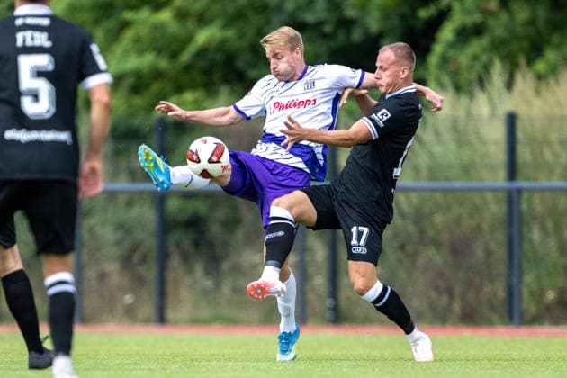 Testspiel 26 27 - VfL Osnabrück - SV Meppen am 01.08.2026 bei Blau Weiss Schinkel in Osnabrück Fridolin Wagner (Osnabrueck) im Zweikampf gegen Jannic Ehlers (Meppen) *** Friendly Match 26 vs. 27: VfL Osnabrück vs. SV Meppen on August 1, 2026, at Blau Weiss Schinkel in Osnabrück; Fridolin Wagner (Osnabrück) in a tackle against Jannic Ehlers (Meppen) MT