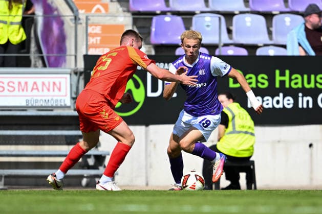 Testspiel 26 27 - VfL Osnabrück - SC Paderborn am 01.08.2026 an der Bremer Brücke in Osnabrück Tjark Scheller (Paderborn) im Zweikampf gegen Opitz Leon (Osnabrueck) *** Friendly Match 26 vs. 27: VfL Osnabrück vs. SC Paderborn on August 1, 2026, at Bremer Brücke in Osnabrück; Tjark Scheller (Paderborn) in a tackle against Leon Opitz (Osnabrück) MT
