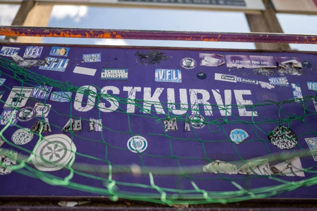 Testspiel 26 27 - VfL Osnabrück - SC Paderborn am 01.08.2026 an der Bremer Brücke in Osnabrück Aufkleber überkleben das Schild Ostkurve *** Friendly Match 26 vs. 27: VfL Osnabrück vs. SC Paderborn on August 1, 2026, at the Bremer Brücke in Osnabrück; stickers cover the Ostkurve sign MT