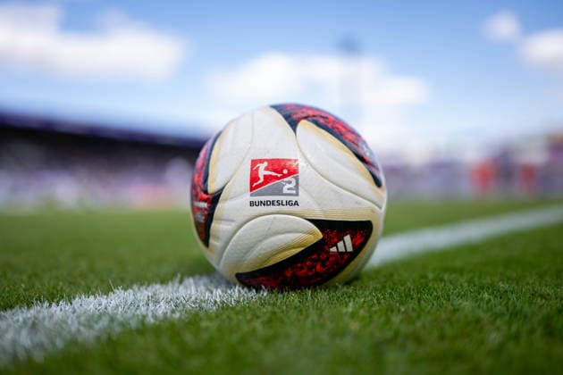 Testspiel 26 27 - VfL Osnabrück - SC Paderborn am 01.08.2026 an der Bremer Brücke in Osnabrück Der Spielball der 2. Bundesliga liegt auf dem Rasen an der Bremer Brücke *** Friendly Match 26 vs. 27: VfL Osnabrück vs. SC Paderborn on August 1, 2026, at Bremer Brücke in Osnabrück. The 2. Bundesliga match ball lies on the field at Bremer Brücke. MT