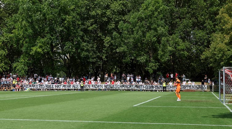 2026.08.01, Deutschland, Stuttgart, Fußball VfB Stuttgart vs. Paris FC, Banner von den Fans: Auch 11% Red Bull hat mehr als einen faden Beigeschmack - Multi Club Ownerships stoppen! *** August 1, 2026, Germany, Stuttgart, Soccer: VfB Stuttgart vs. Paris FC, Fan banners. Even Red Bull No. 11 has more than just a bad aftertaste. Stop multi-club ownership.