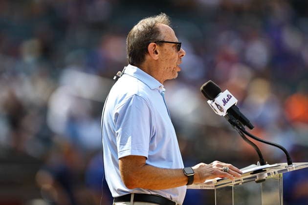 1986 New York Mets Celebration New York Mets Hall of Famer and radio broadcaster Howie Rose introduces players and family members from the 1986 World Championship, WM, Weltmeisterschaft team during a ceremony before the Miami Marlins and the New York Mets at Citi Field in Flushing, New York, on August 1, 2026. Flushing N.Y. United States  Copyright: xGordonxDonovanx originalFilename:donovan-mlbmiami260801_np0hu.jpg