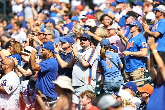 1986 New York Mets Celebration New York Mets fans cheer and applaud the 1986 Mets during a pre-game ceremony honoring the 40th anniversary of the championship team at Citi Field in Flushing, New York, on August 1, 2026. Flushing N.Y. United States  Copyright: xGordonxDonovanx originalFilename:donovan-mlbmiami260801_npnlJ.jpg