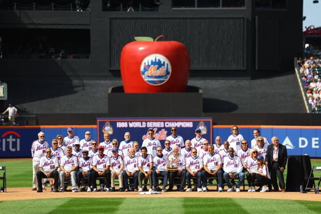 1986 New York Mets Celebration Members of the 1986 New York Mets pose for a photo on the field before the baseball game between the Miami Marlins and New York Mets at Citi Field in Flushing, New York, on August 1, 2026. Flushing N.Y. United States  Copyright: xGordonxDonovanx originalFilename:donovan-mlbmiami260801_npsEW.jpg