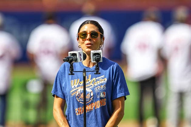 1986 New York Mets Celebration Jamie-Lyn Siegler sings the National Anthem on the field before the baseball game between the Miami Marlins and New York Mets at Citi Field in Flushing, New York, on August 1, 2026. Flushing N.Y. United States  Copyright: xGordonxDonovanx originalFilename:donovan-mlbmiami260801_np868.jpg