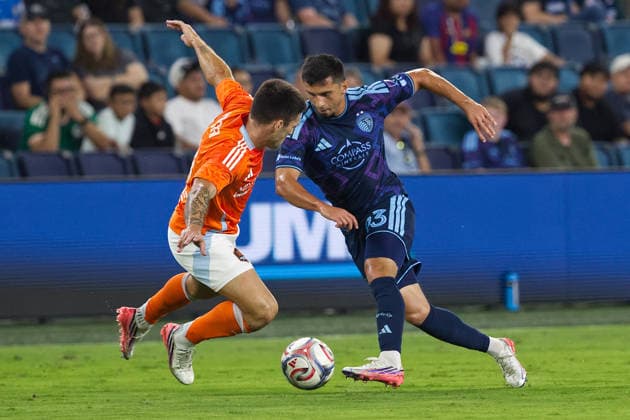 August 1, 2026, Kansas City, Kansas, USA: Sporting KC forward SHAPI SULEYMANOV 93 (r) is on the offense against Houston Dynamo FC defender FRANCO NEGRI 21 (l) during the second half of the game at Sporting Park in Kansas City, KS, on August 1, 2026. Kansas City USA - ZUMAh139 20260801_zap_h139_006 Copyright: xSerenaxS.Y.xHsux