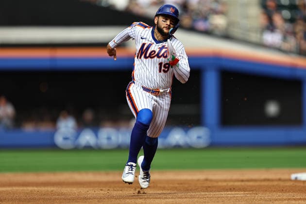 MLB, Baseball Herren, USA Miami Marlins Vs. New York Mets New York Mets player Bo Bichette 19 advances to third base during the first inning of a baseball game against the Miami Marlins at Citi Field in Flushing, New York, on August 1, 2026. Flushing N.Y. United States  Copyright: xGordonxDonovanx originalFilename:donovan-mlbmiami260801_npWn0.jpg