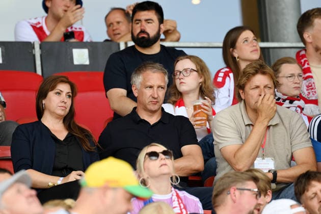 Youri Mulder (Direktor Profifussball FC Schalke 04), Frank Baumann (Vorstand FC Schalke 04) mit seiner Frau Stephanie, v.re. 01.08.2026, Fussball, Saison 2026 2027, Testspiel, KSV Hessen Kassel - FC Schalke 04 0:5 Kassel Auestadion Nordrhein Westfalen Deutschland *** Youri Mulder, Director of Professional Soccer at FC Schalke 04, and Frank Baumann, Sporting Director at FC Schalke 04, with his wife Stephanie, Thursday, August 1, 2026, Soccer, 2026–2027 season, friendly match, KSV Hessen Kassel vs. FC Schalke 04, 0–5, Kassel Auestadion, North Rhine-Westphalia, Germany Team2