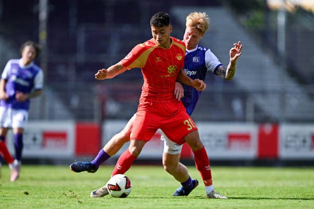 Testspiel 26 27 - VfL Osnabrück - SC Paderborn am 01.08.2026 an der Bremer Brücke in Osnabrück Stefano Marino (Paderborn) im Zweikampf gegen Bjarke Jacobsen (Osnabrueck) *** Friendly Match 26 vs. 27: VfL Osnabrück vs. SC Paderborn on August 1, 2026, at Bremer Brücke in Osnabrück. Stefano Marino (Paderborn) in a tackle against Bjarke Jacobsen (Osnabrück) MT