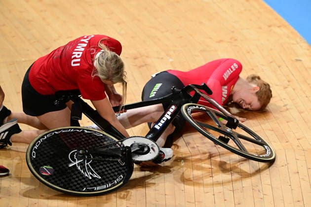 COM26 Track cycling, Rad, Radsport, Bahnrad, Bahn Rhian Edmunds of Wales crashes during the first round of the Women™s Keirin during the Glasgow 2026 Commonwealth Games Track Cycling at the Sir Chris Hoy Velodrome in Glasgow, Scotland, Sunday, August 2, 2026. ( NO ARCHIVING, EDITORIAL USE ONLY Glasgow Scotland United Kingdom  Copyright: xDEANxLEWINSx 20260802180959275420