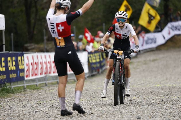 02.08.2026, Monteceneri, Monte Ceneri, 2026 UEC MTB European Championship, EM, Europameisterschaft XCO Women U23 s Final (cross country olympic) Anina Hutter 7 (SUI) congratulating Fiona Schibler 2 (SUI) arriving in second position Monteceneri Monte Ceneri Ticino Switzerland *** August 2, 2026, Monteceneri, Monte Ceneri, 2026 UEC MTB European Championship XCO Women U23 Final, Cross-Country Olympic: Anina Hutter (7, SUI) congratulating Fiona Schibler (2, SUI) as she crosses the finish line in second place; Monteceneri, Monte Ceneri, Ticino, Switzerland Copyright: xJustPictures.ch FrancescoxMinghettix jp-en-FrMi-_NG_0976