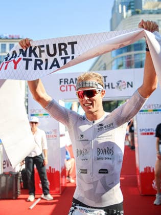 Frankfurt City Triathlon 2026, Mitteldistanz Sieger Männer: Vincent Größer Vincent Groesser Frankfurt City Triathlon 2026 am 2. August 2026 in Frankfurt am Main., Frankfurt Deutschland *** Frankfurt City Triathlon 2026, Men s Middle Distance Winner: Vincent Größer Vincent Groesser Frankfurt City Triathlon 2026 on August 2, 2026, in Frankfurt am Main, Frankfurt, Germany