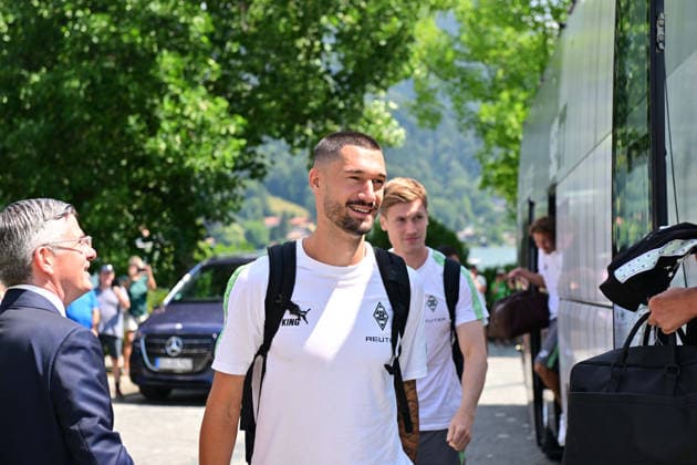 02.08.2026; Rottach-Egern; Fussball, Herren, Saison 2026 2027, Trainingslager Borussia Moenchengladbach Ankunft der Gladbacher am Mannschaftshotel; hier Tim Kleindienst (Gladbach) DFL regulations prohibit any use of photographs as image sequences and or quasi-video. Stadion Am Birkenmoos Bayern Deutschland *** August 2, 2026 Rottach Egern Soccer, Men s, 2026–2027 season, Borussia Mönchengladbach training camp; arrival of the Gladbach team at the team hotel—here, Tim Kleindienst, Gladbach. DFL regulations prohibit any use of photographs as image sequences and or quasi-video. Am Birkenmoos Stadium, Bavaria, Germany