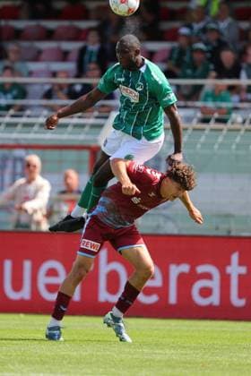 01.08.26, GER, Regionalliga Nord, Fussball, 1. Spieltag, Saison 2026 2027, Dietmar-Scholze-Stadion an der Lohmuehle, VfB Luebeck vs SC Weiche Flensburg Zweikampf Kopfball Kopfballduell zwischen Daouda Beleme (VfB Luebeck 21) und Theo Behrmann (SC Weiche Flensburg 08 28) Foto nordphoto GmbH Tauchnitz Luebeck Dietmar-Scholze-Stadion an der Lohmuehle SH Germany *** August 26, 2026, GER, Regionalliga Nord, Soccer, Matchday 1, 2026–2027 Season, Dietmar Scholze Stadium at the Lohmuehle, VfB Lübeck vs. SC Weiche Flensburg, header duel between Daouda Beleme (VfB Lübeck, 21) and Theo Behrmann (SC Weiche Flensburg, 08), photo by nordphoto GmbH, Tauchnitz, Lübeck, Dietmar Scholze Stadium an der Lohmuehle, SH, Germany Copyright: xnordphotoxGmbHx xTauchnitzx