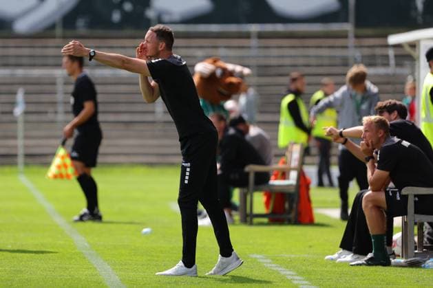 01.08.26, GER, Regionalliga Nord, Fussball, 1. Spieltag, Saison 2026 2027, Dietmar-Scholze-Stadion an der Lohmuehle, VfB Luebeck vs SC Weiche Flensburg Coachingzone Seitenlinie Trainerbereich Technische Zone. Trainer Kevin Rodewald (VfB Luebeck) gibt Anweisungen gestikuliert gibt Handzeichen Foto nordphoto GmbH Tauchnitz Luebeck Dietmar-Scholze-Stadion an der Lohmuehle SH Germany *** August 26, 2026, GER, Regionalliga Nord, Soccer, Matchday 1, 2026–2027 Season, Dietmar Scholze Stadium at the Lohmuehle, VfB Lübeck vs. SC Weiche Flensburg Coaching Zone, Sideline, Coaches’ Area, Technical Zone; Coach Kevin Rodewald of VfB Lübeck gives instructions, gestures, and signals with hand signals; Photo: nordphoto GmbH, Tauchnitz, Lübeck, Dietmar Scholze Stadium an der Lohmühle, SH, Germany Copyright: xnordphotoxGmbHx xTauchnitzx