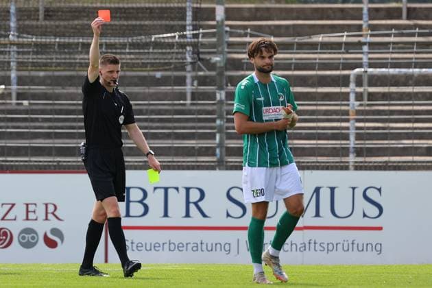 01.08.26, GER, Regionalliga Nord, Fussball, 1. Spieltag, Saison 2026 2027, Dietmar-Scholze-Stadion an der Lohmuehle, VfB Luebeck vs SC Weiche Flensburg Gelb-Rote Karte Schiedsrichter Kevin Behrens zeigt Maximilian Schütt Maximilian Schuett (VfB Luebeck 23) die Gelb-Rote Karte Foto nordphoto GmbH Tauchnitz Luebeck Dietmar-Scholze-Stadion an der Lohmuehle SH Germany *** August 26, 2026, GER, Regionalliga Nord, Soccer, Matchday 1, 2026–2027 Season, Dietmar Scholze Stadium an der Lohmuehle, VfB Lübeck vs. SC Weiche Flensburg Yellow-Red Card Referee Kevin Behrens shows Maximilian Schütt (VfB Lübeck, No. 23) the yellow-red card Photo: nordphoto GmbH Tauchnitz Lübeck Dietmar Scholze Stadium an der Lohmühle SH Germany Copyright: xnordphotoxGmbHx xTauchnitzx