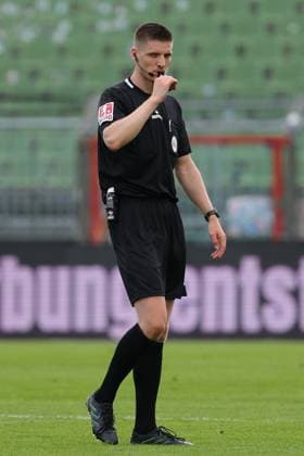 01.08.26, GER, Regionalliga Nord, Fussball, 1. Spieltag, Saison 2026 2027, Dietmar-Scholze-Stadion an der Lohmuehle, VfB Luebeck vs SC Weiche Flensburg Einzelaktion Aktion Ganze Figur Einzeln Freisteller Schiedsrichter Kevin Behrens Foto nordphoto GmbH Tauchnitz Luebeck Dietmar-Scholze-Stadion an der Lohmuehle SH Germany *** August 26, 2026, GER, Regionalliga Nord, Soccer, Matchday 1, 2026–2027 Season, Dietmar Scholze Stadium at the Lohmühle, VfB Lübeck vs. SC Weiche Flensburg, Individual Play, Full-Body Shot, Isolated Subject, Referee Kevin Behrens, Photo by nordphoto GmbH, Tauchnitz, Lübeck, Dietmar Scholze Stadium at the Lohmühle, SH, Germany Copyright: xnordphotoxGmbHx xTauchnitzx